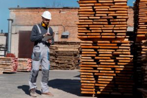 homem utilizando uma planilha para controle de estoque de obras